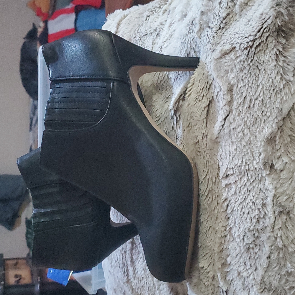 Black heel ankle boots
